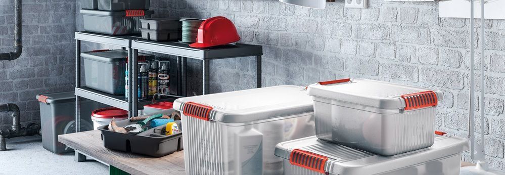 Werkstatt mit Werkzeug und Plastikboxen
